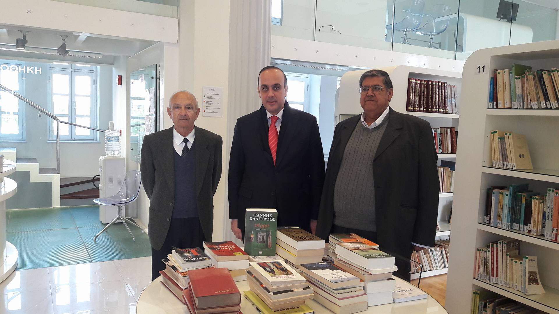 Δήμος Πάφου: Δωρεά βιβλίων στη Δημοτική Βιβλιοθήκη από τους συνταξιούχους δασκάλους