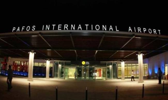 Κορυφώνεται η αεροπορική κίνηση στα αεροδρόμια Πάφου και Λάρνακας