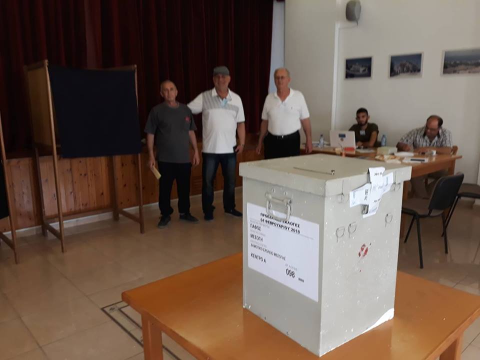 Εσωκομματικές εκλογές ΔΗΣΥ: Αθρόα η προσέλευση στην Πάφο - ΦΩΤΟΓΡΑΦΙΕΣ
