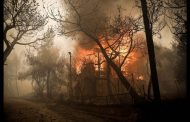 Πυρκαγιά Αττική: 54 τα θύματα της πύρινης κόλασης -  Γονείς με τα παιδιά τους βρέθηκαν αγκαλιασμένοι