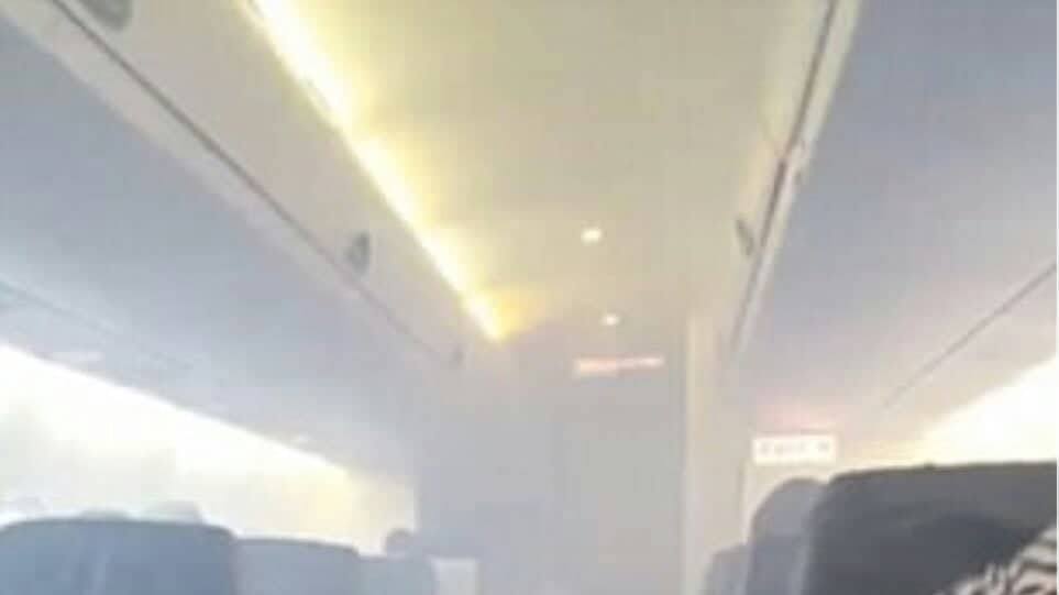Αεροδρ. Πάφου: Πανικός σε αεροπλάνο - Μαύροι καπνοί σκέπασαν την καμπίνα - BINTEO