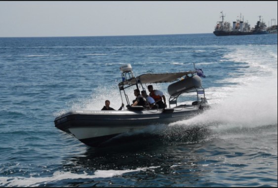 ΈΚΤΑΚΤΟ: Σκάφος με τουρίστες προσάραξε σε βράχια