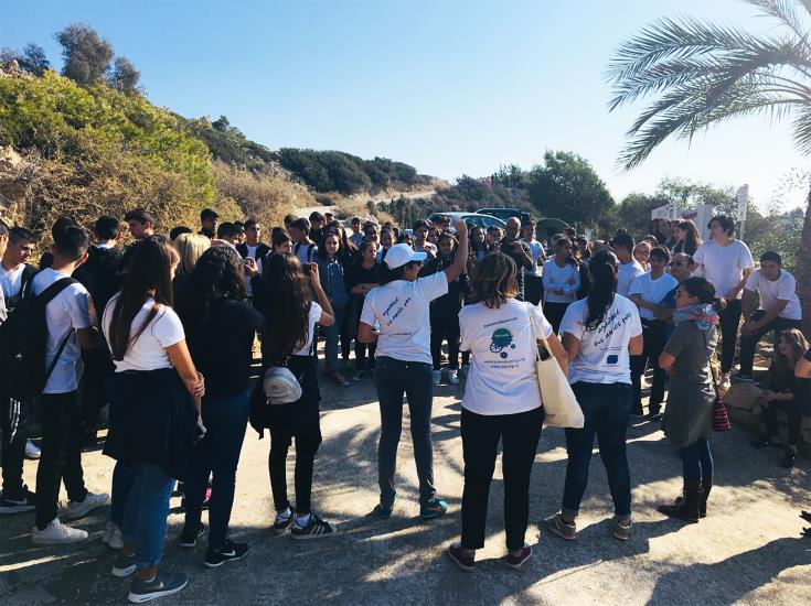 Πάφος: Μαθητές και ακτιβιστές καθάρισαν την παραλία του Κόλπου των Κοραλλίων
