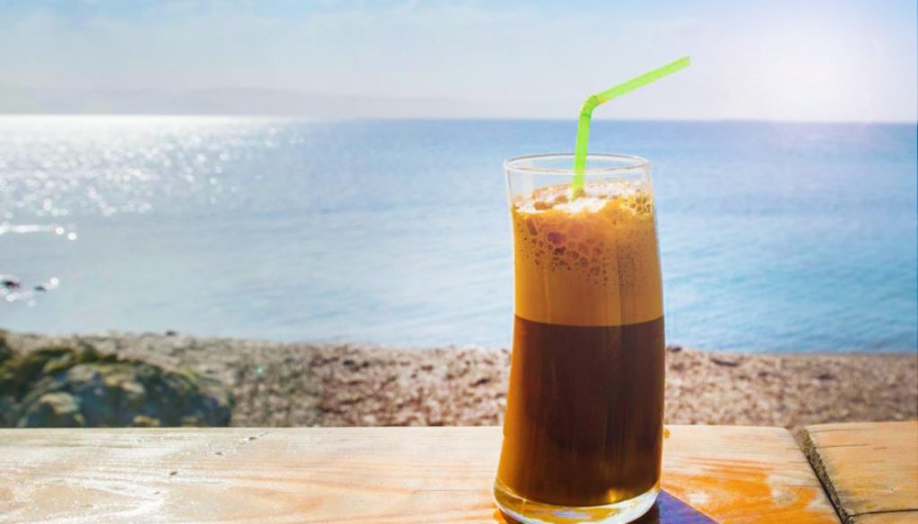 Φραπέ: Πώς και πότε επινοήθηκε ο πιο διάσημος καφές σε Ελλάδα και Κύπρο;