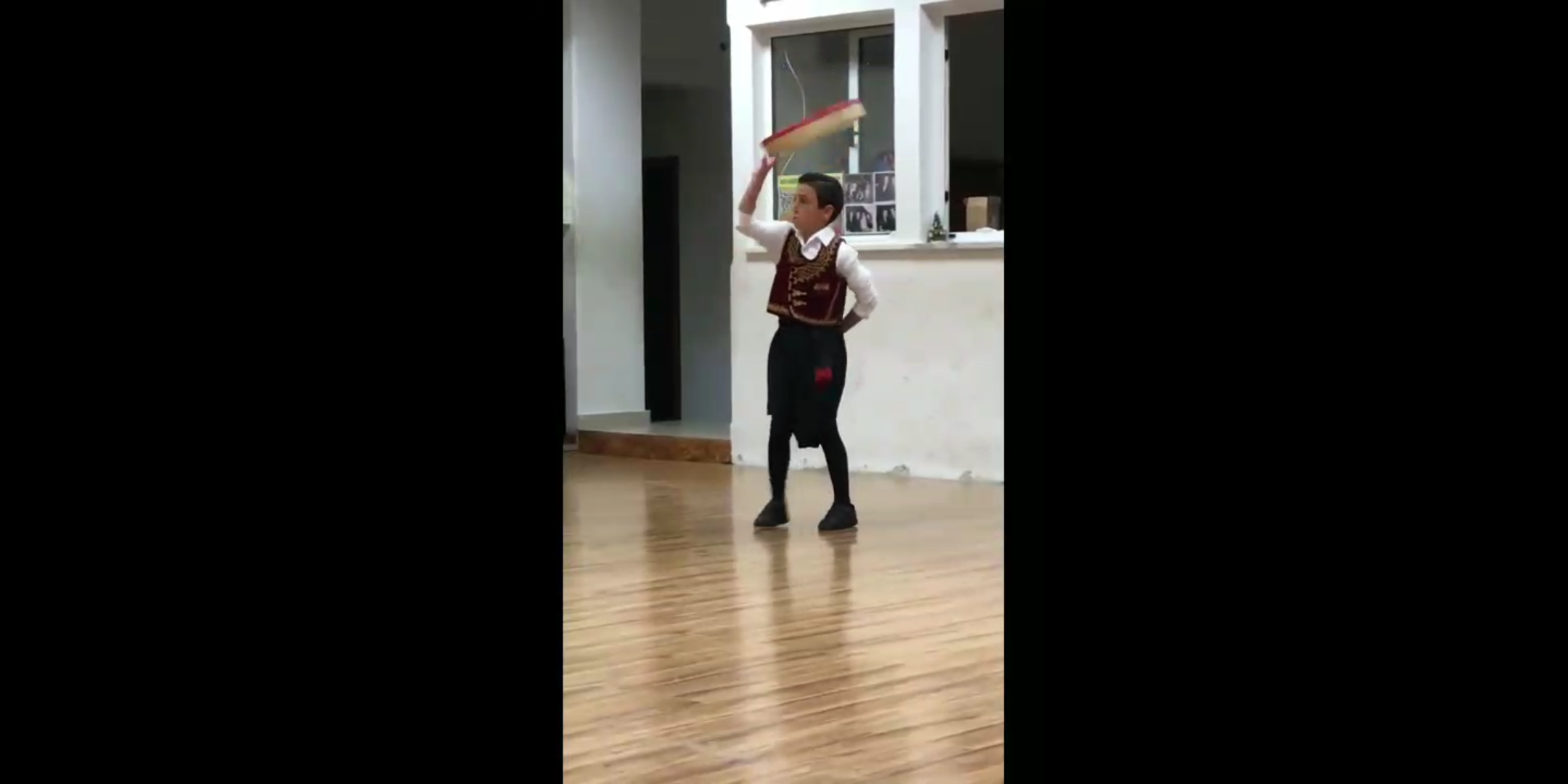 Ο 9χρονος που μάγεψε χορεύοντας την Τατσια - ΒINTEO