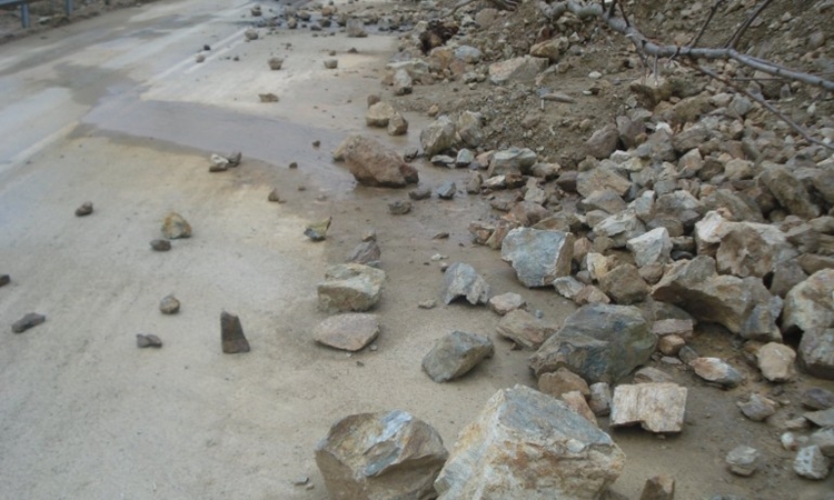 ΠΡΟΣΟΧΗ: Κατολισθήσεις βράχων και ολισθηροί δρόμοι