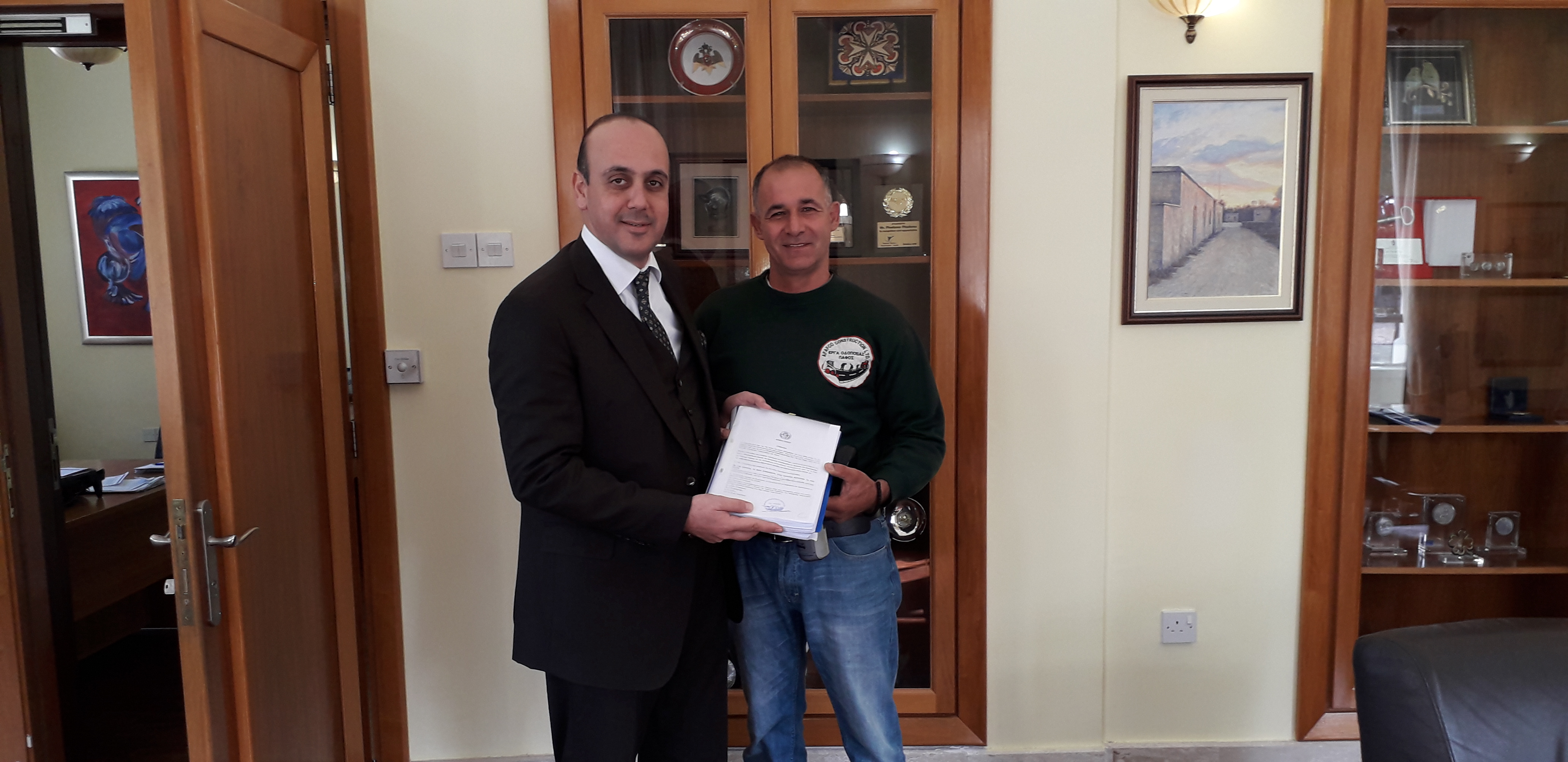 Δήμος Πάφου: Υπογραφή ενός ακόμη συμβολαίου για την επιδιόρθωση και αποκατάσταση πεζοδρομίων