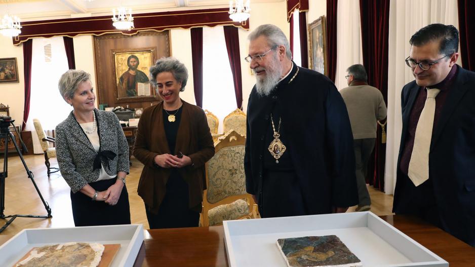 Επιτέλους σπίτι τους - Στα χέρια του Αρχιεπισκόπου Κύπρου