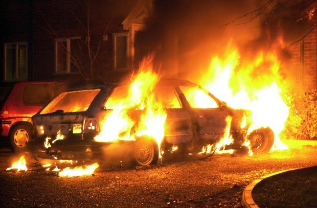 ΠΑΦΟΣ: Φωτιά σε όχημα εταιρείας στην αυλή οικίας
