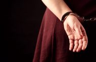 Χειροπέδες σε 36χρονη λόγω οχληρίας… Ήταν μεθυσμένη