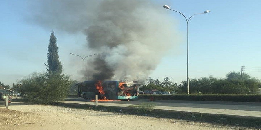 Λεωφορείο με φοιτητές έπιασε φωτιά εν κινήσει - Κλειστή λωρίδα στον αυτο/δρομο