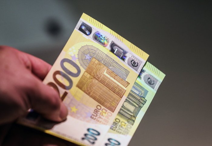 Κυκλοφορούν τα νέα χαρτονομίσματα των 100 και 200 ευρώ