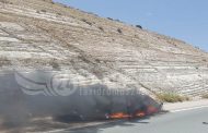 Όχημα άρπαξε φωτιά στον αυτο/δρομο Πάφου - Λεμεσού - ΦΩΤΟ