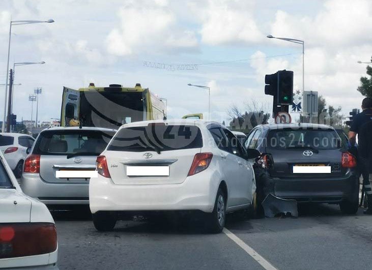 Τροχαίο ατύχημα στη Γεροσκήπου - Ασθενοφόρο στο σημείο - ΦΩΤΟΓΡΑΦΙΕΣ