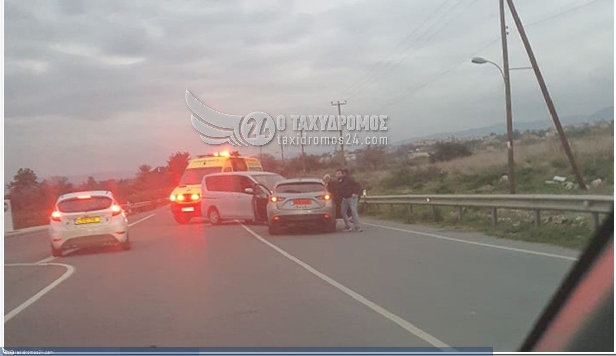 Έκτακτο: Μετωπική σύγκρουση οχημάτων στην Χλώρακα - Φώτο