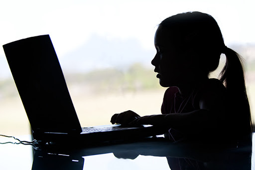 Ο κορωνοϊός «θρέφει» την παιδική εκμετάλλευση στο διαδίκτυο και όλων των ειδών τις διαδικτυακές απάτες