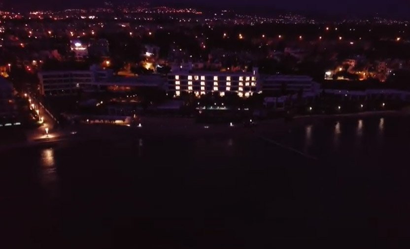 Φωταγωγήθηκε το ξενοδοχείο Almyra σχηματίζοντα την λέξη “LOVE” – Βίντεο