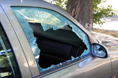 Αποκλειστικό: Σπάζουν τζάμια αυτοκινήτων σε περίοδο καραντίνας