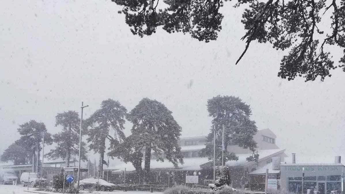 Τώρα: Μαγευτικές εικόνες από την χιονόπτωση στο Τρόοδος (βίντεο)