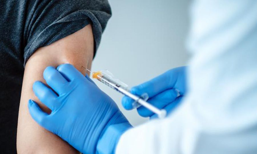 Αποφασίζει το Υπουργικό για την τρίτη δόση του εμβολίου