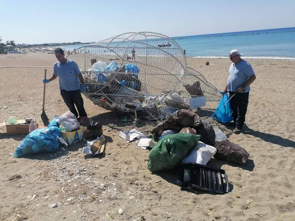 Σκουπίδια 2.308 κιλών συγκεντρώθηκαν στις δύο εικαστικές κατασκευές στην παραλία της Γεροσκήπου