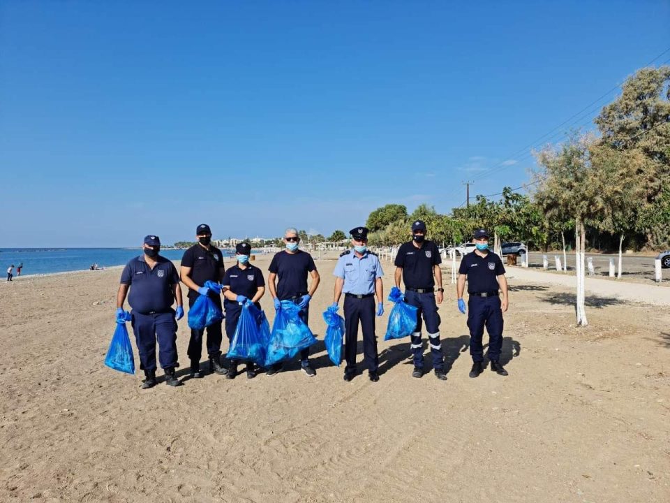 Εκστρατεία καθαρισμού της παραλίας της Γεροσκήπου από μέλη της ΑΔΕ Πάφου 