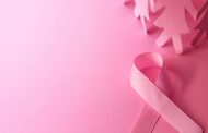 Η Βουλή φωταγωγείται ροζ ως μήνυμα συμπαράστασης για τον καρκίνο του μαστού