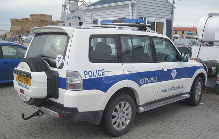 Πάφος: Συνελήφθη 23χρονος με ψεύτικο πιστόλι και μαχαίρι στη Γεροσκήπου