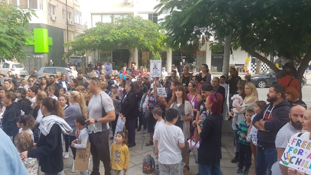 Πάφος: Εκδήλωση διαμαρτυρίας γονέων έξω από τα Γραφεία του Υπουργείου Παιδείας - Φώτο