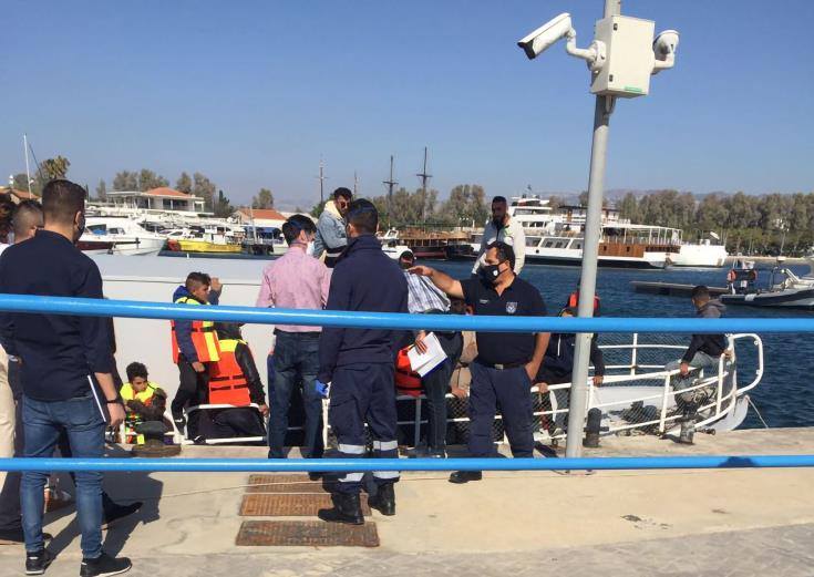 Πάφος: Παραμένουν στο σκάφος οι 61 παράτυποι μετανάστες