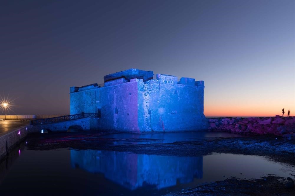 Το κάστρο της Πάφου ντύνεται στα χρώματα του «Μπλε Νοέμβριος»