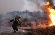 Πάφος: Μάχη με τη φωτιά στην Πόλη Χρυσοχούς, επεκτάθηκε και σε γεωργικά μηχανήματα