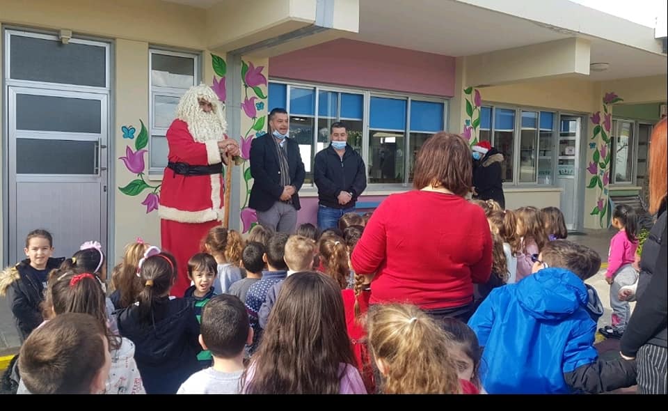 Ο Άγιος Βασίλης στη Χλώρακα -Μοίρασε δώρα και ευχές στα παιδιά