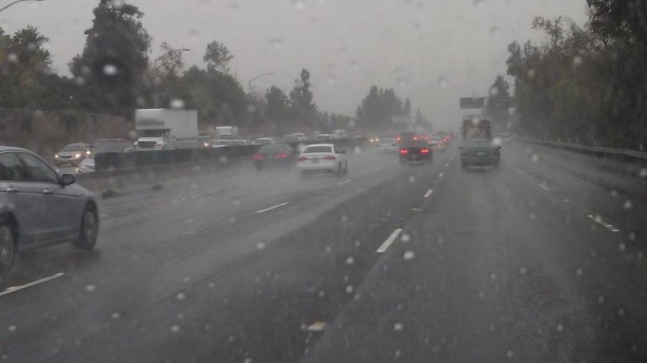 Χαμηλή ορατότητα και έντονη βροχόπτωση στον αυτοκινητόδρομο