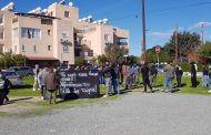 Πάφος: Ειρηνική εκδήλωση διαμαρτυρίας ενοίκων του Συγκροτήματος “Άγ. Νικόλαος “ για την αποκατάσταση παροχής νερού