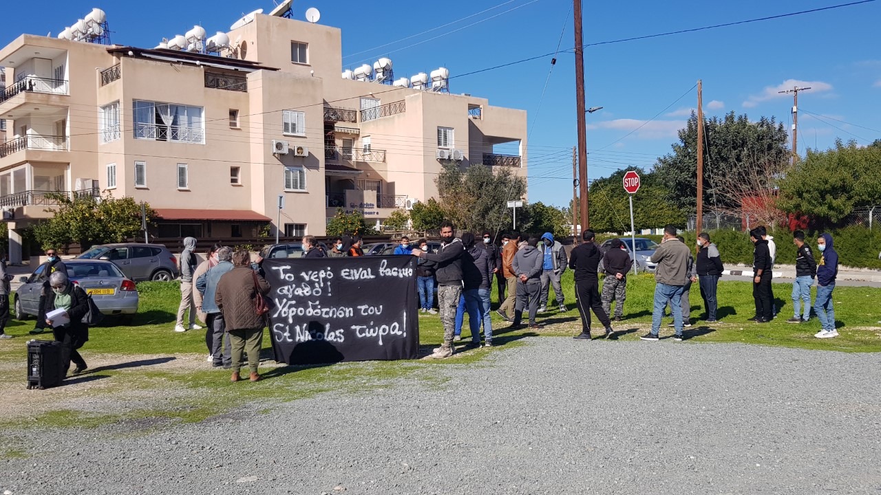 Πάφος: Ειρηνική εκδήλωση διαμαρτυρίας ενοίκων του Συγκροτήματος “Άγ. Νικόλαος “ για την αποκατάσταση παροχής νερού
