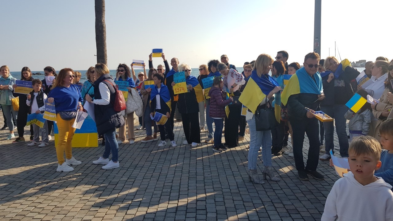 Πάφος: Εκδήλωση διαμαρτυρίας, τραγουδώντας τον εθνικό ύμνο  από Ουκρανούς
