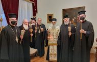 Παραλαβή Άγιου Φωτός από τον Αρχιεπίσκοπο Κύπρου