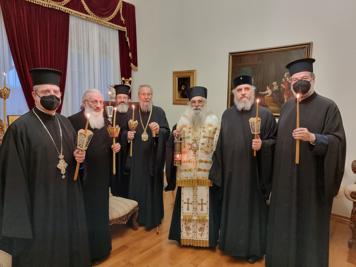 Παραλαβή Άγιου Φωτός από τον Αρχιεπίσκοπο Κύπρου