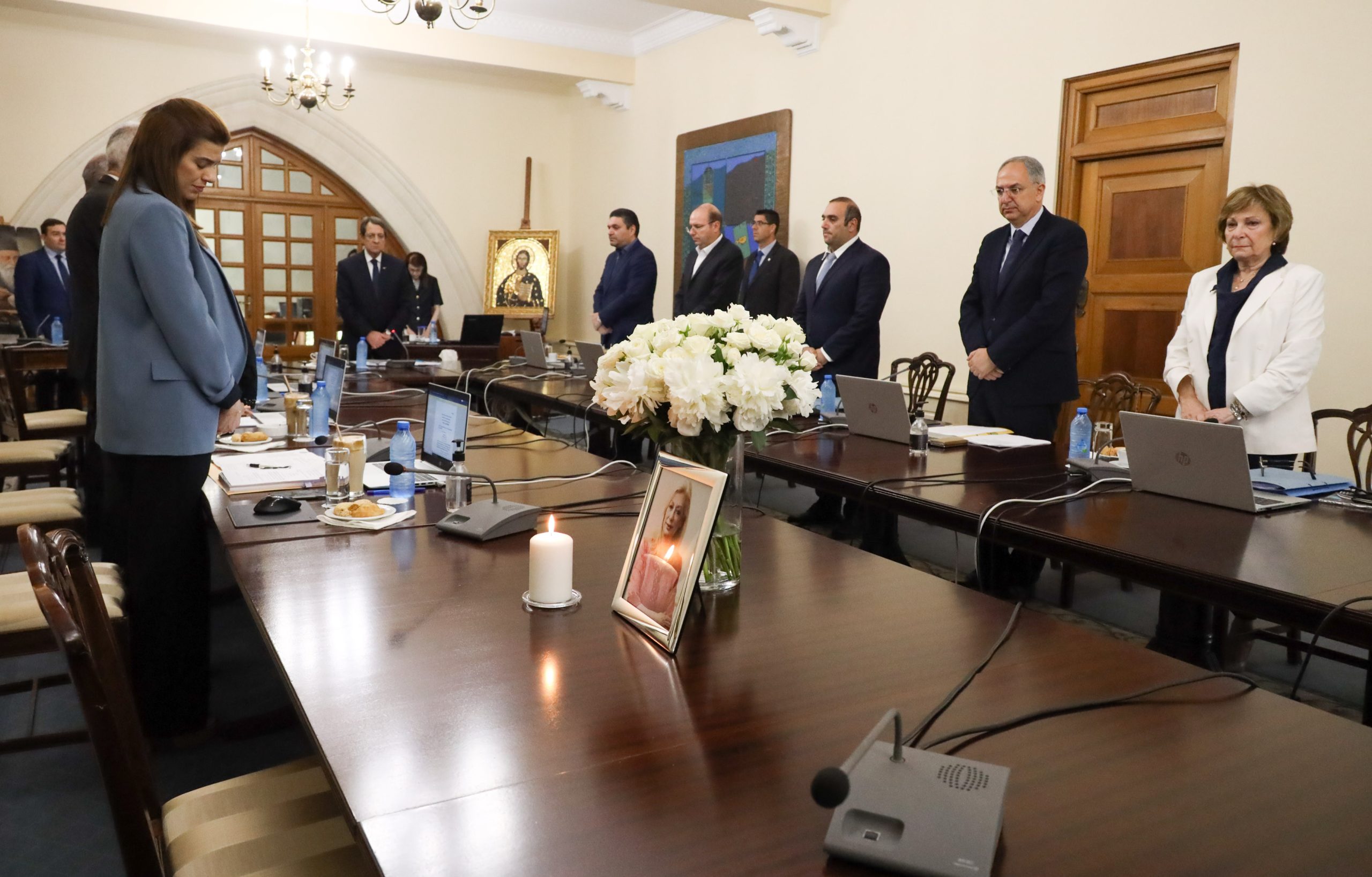 O Πρόεδρος Αναστασιάδης υπογράφει το βιβλίο συλλυπητηρίων για την Υπουργό Εργασίας