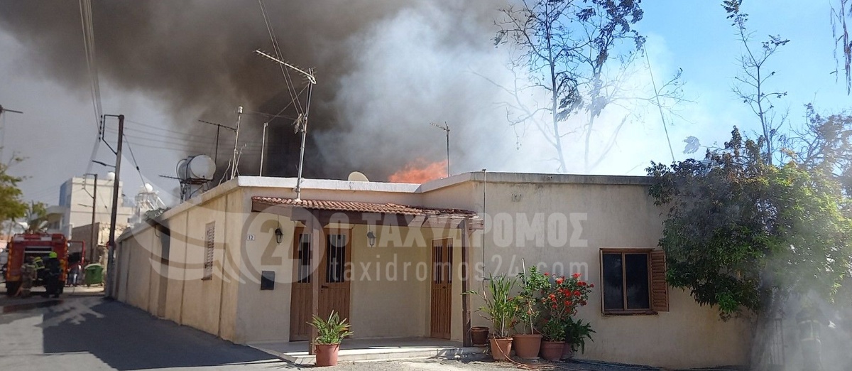 ΕΚΤΑΚΤΟ: Καίγεται σπίτι στη Μεσόγη (ΦΩΤΟ & ΒΙΝΤΕΟ)