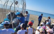 Συμβολική κίνηση από τους μαθητές του Β' Δημοτικού Σχολείου: Καθάρισαν την παραλία Γεροσκήπου (ΦΩΤΟ)