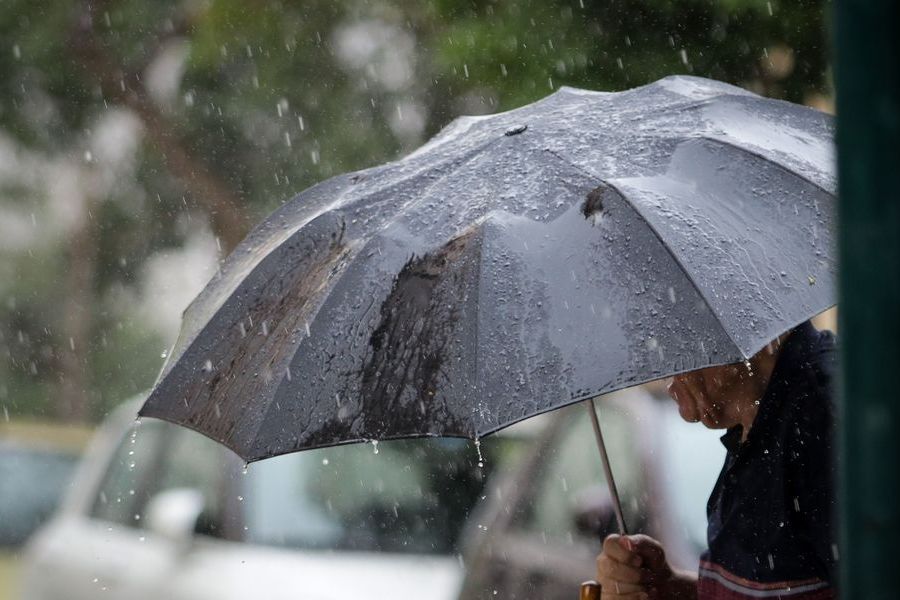 Ραγδαία επιδείνωση του καιρού και πτώση θερμοκρασίας: Με ομπρέλες μέχρι και την Κυριακή
