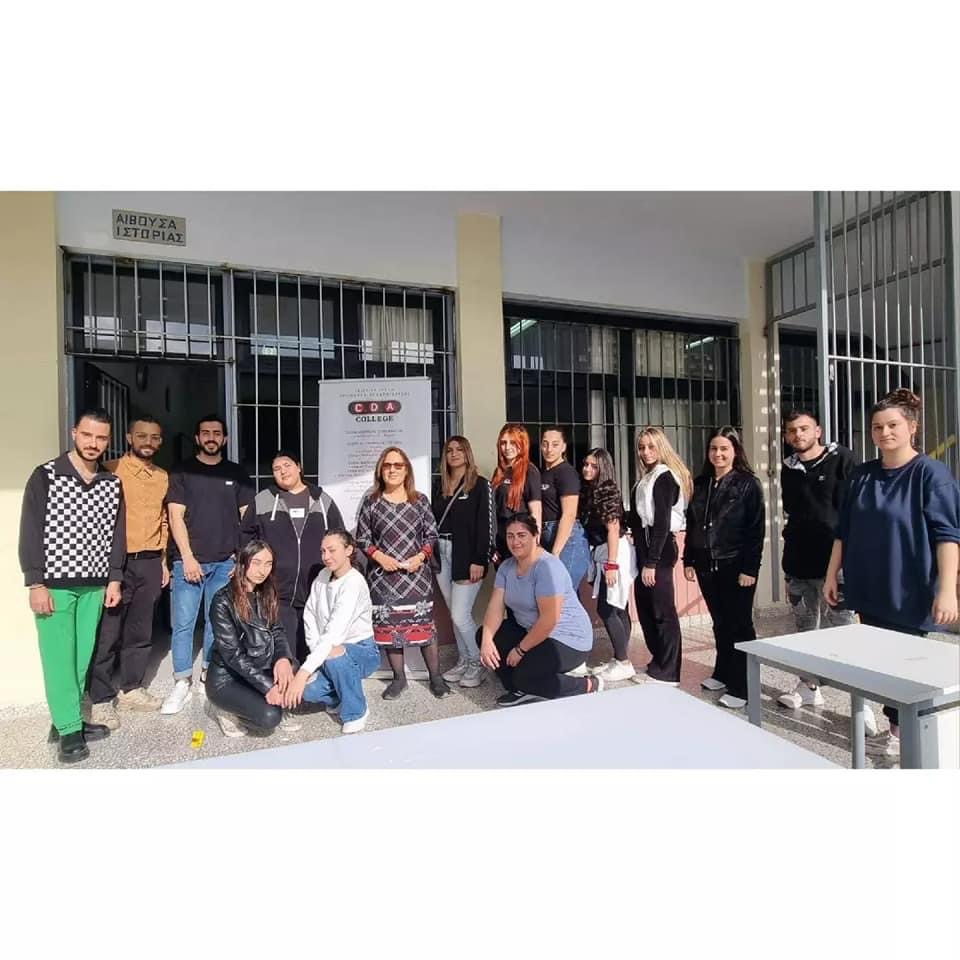 Κολέγιο CDA Πάφου: Φοιτητές και καθηγητές του τμήματος κομμωτικής στο φιλανθρωπικό παζαρακι του Β’Λυκειου Κυκκου