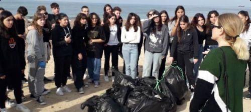 Φάρος: Καθαρισμός της παραλίας από μαθητές στα πλαίσια της εβδομάδας εθελοντισμού