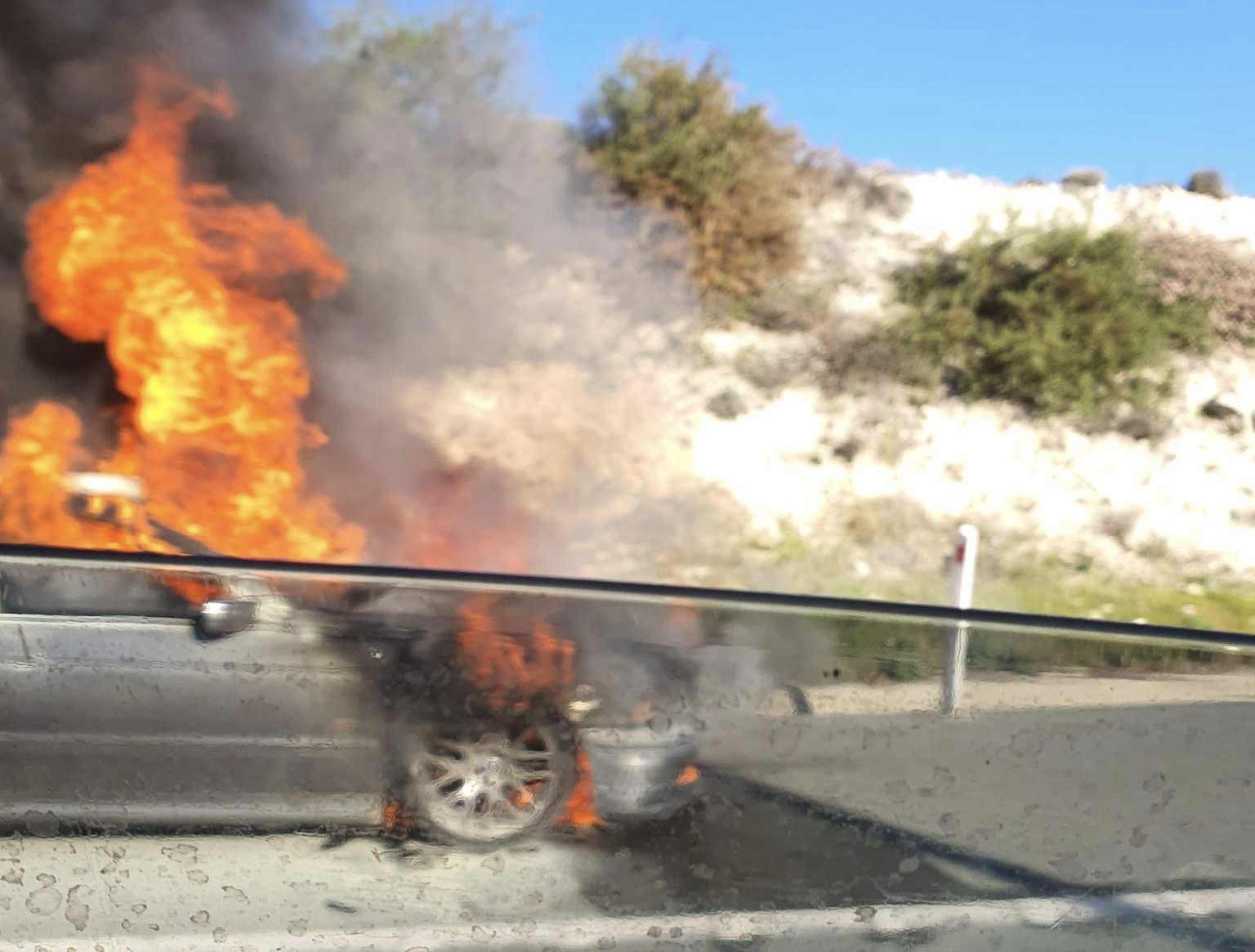 Φωτιά σε όχημα στο αυτοκινητόδρομο Παφου-Λεμεσου κοντά στο Πισσουρι(ΒΙΝΤΕΟ)