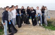 Δ. Παφου: 45 μαθητές με τους καθηγητές τους καθάρισαν την παραλία του Φάρου (ΦΩΤΟ)