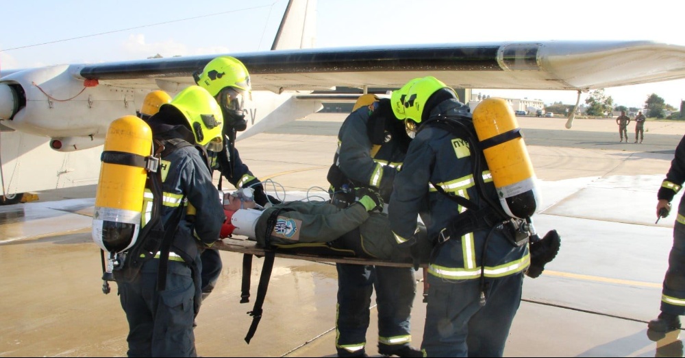 ΣΕΝΑΡΙΟ: Διαχείριση διαρροής υδραζίνης σε στρατιωτικό αεροσκάφος από πυροσβέστες στο αερ. Πάφου -ΦΩΤΟ