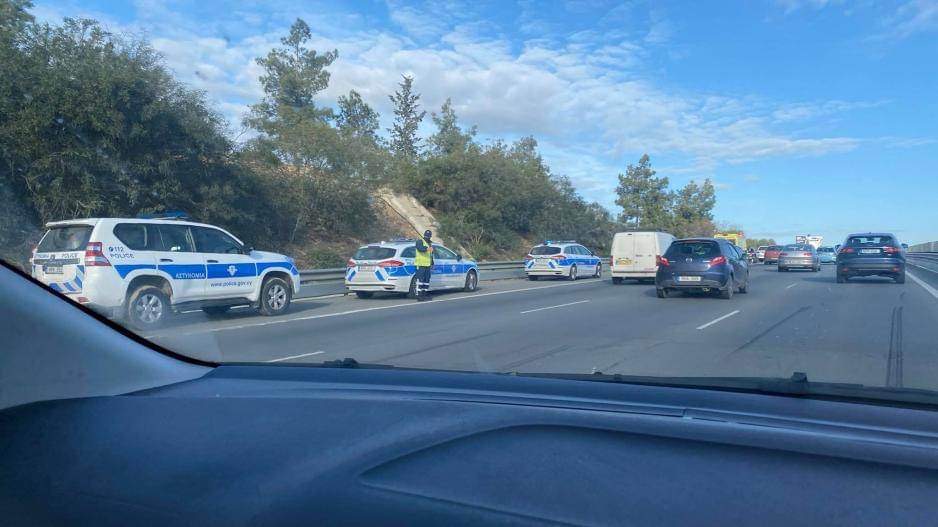 ΑΣΤΥΝΟΜΙΑ-ΠΡΟΣΟΧΗ: Φωτιά σε όχημα στον αυτοκινητόδρομο Λεμεσου-Πάφου