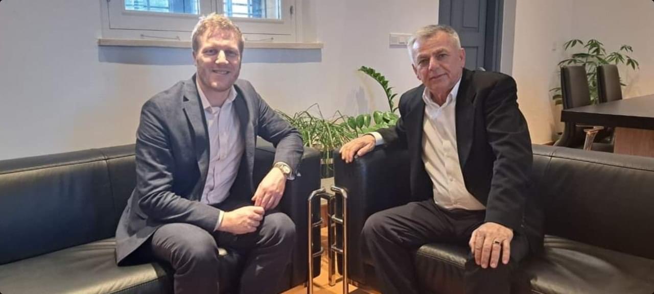 Συνάντηση του Βρετανού Αναπληρωτή Υπάτου Αρμοστή με τον Δήμαρχο Π. Χρυσοχούς